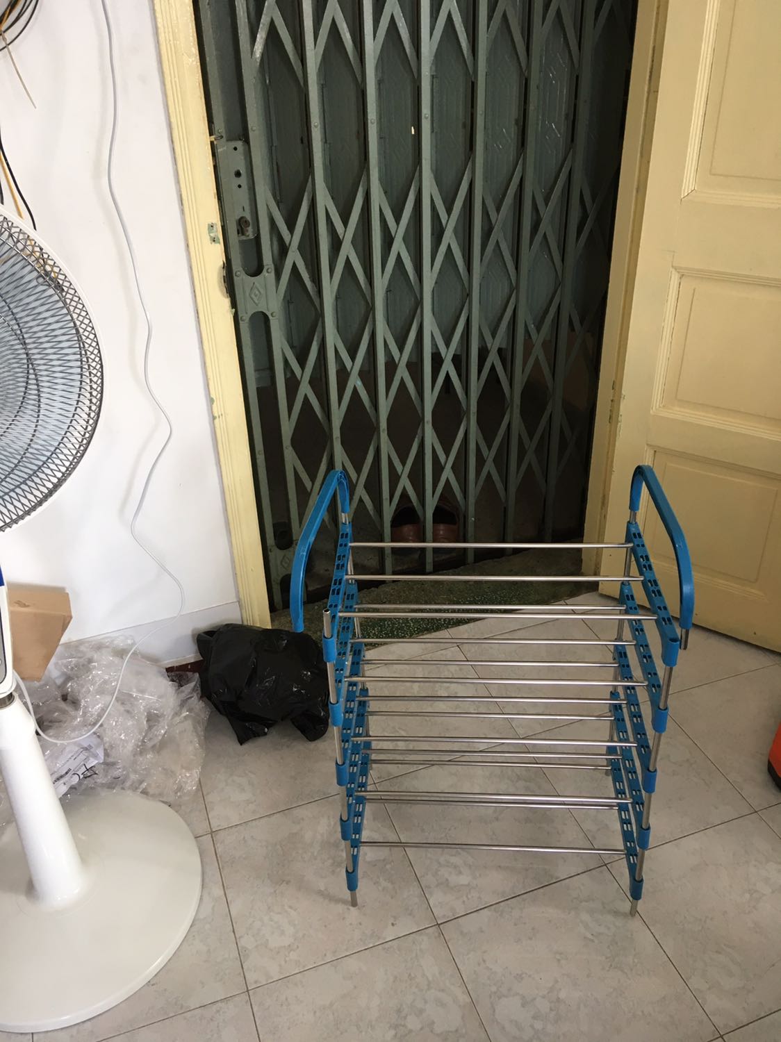 Nhỏ như căn nhà đồ chơi luôn ạ! 

So với hình minh họa để được giày mà vãn có khoảng không bên trên, thì sp mình nhận được vừa bằng chiều cao đôi giày, cao gót càng không có cửa.
Chất liệu nhựa gia công không tốt, hoàn thiện rất kém, độ khít không đủ!
Hình minh họa khác hẳn công năng thật sự của sản phẩm.