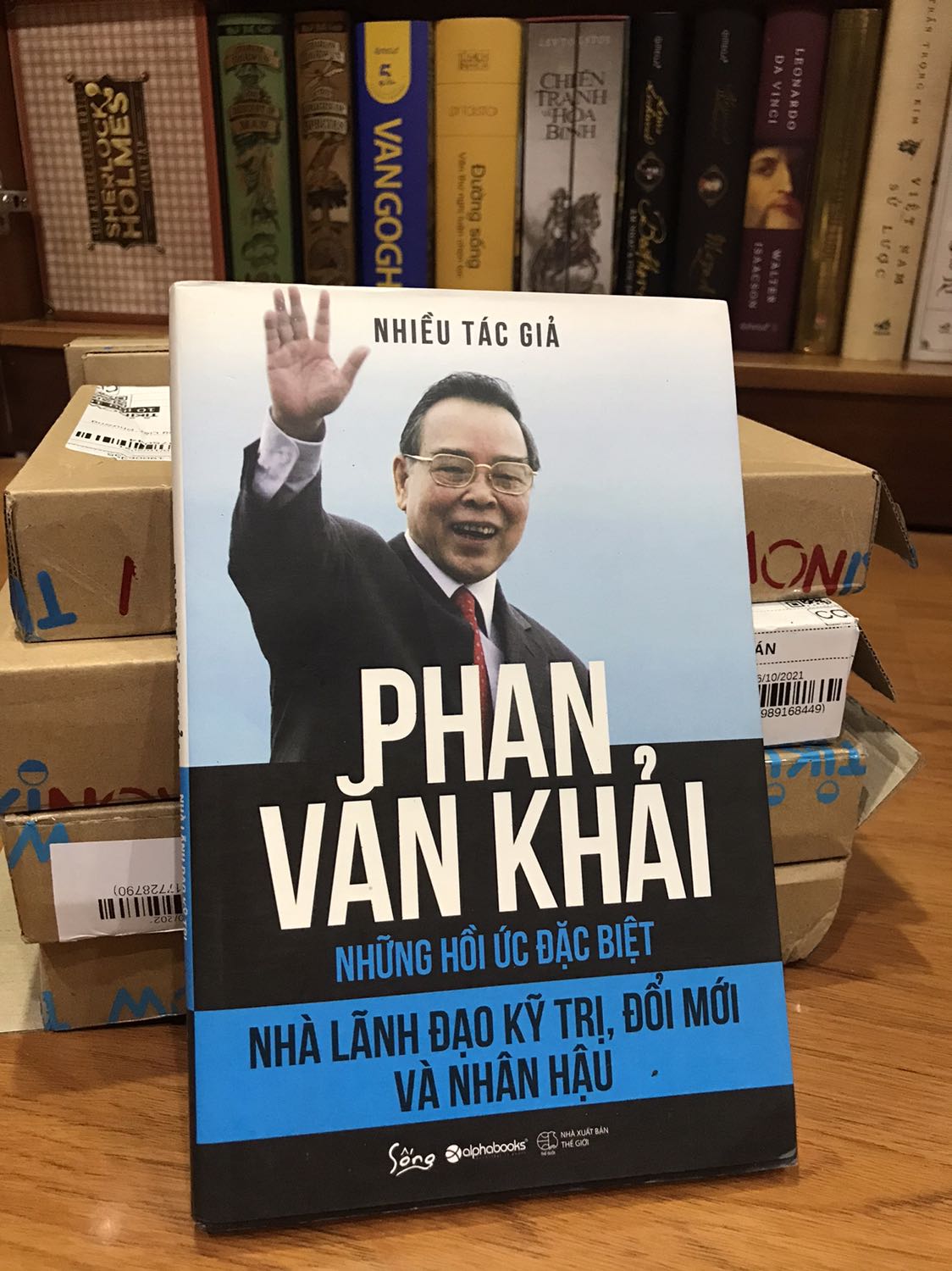 Mừng lắm. Săn được lúc sale còn 69k :) áp thêm coupon còn 60k quyển này. Quá ưng. Tuy không còn nguyên seal nhưng sách vẫn khá mới :)