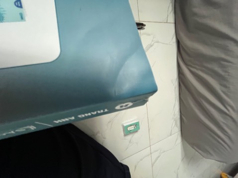 Sách đẹp, mới nhưng bị dọp méo 2 phần góc trên sách chắc do vận chuyển, ngoài ra góc trên phần gáy bị rách nữa, bùn ghia