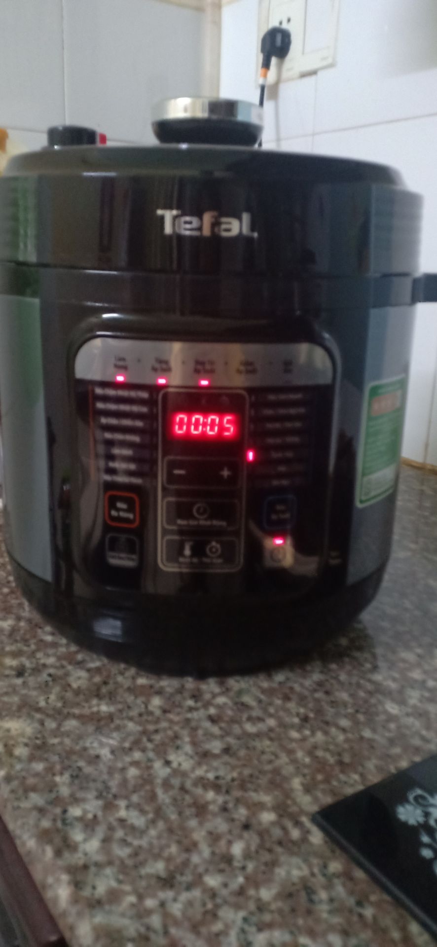 nồi xịn,chắc tay,dày,ấn tượng rất thích,nấu thử canh củ sen + xương( chưa rả đông,k trần qua nước luôn ) nước cũng trong,nấu 20p thịt mềm k nát,củ sen vừa ăn k nát,tưởng rút nước nên đổ nhìu ai dè k nha,xả van thủ công,k bit nút nào để xả tự động
túm lại là ngon nha,lần sau mua cho mẹ .cám ơn shop nhé tư vấn nhiệt tình 11-12h khuya cũng còn rep luôn