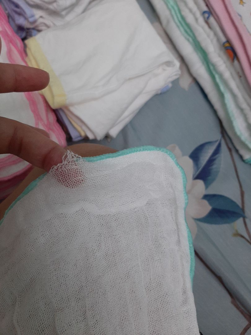 giặt k dám vò k dám vắt sợ con vặn người. thế mà nó rách cỡ này còn bị vón lại