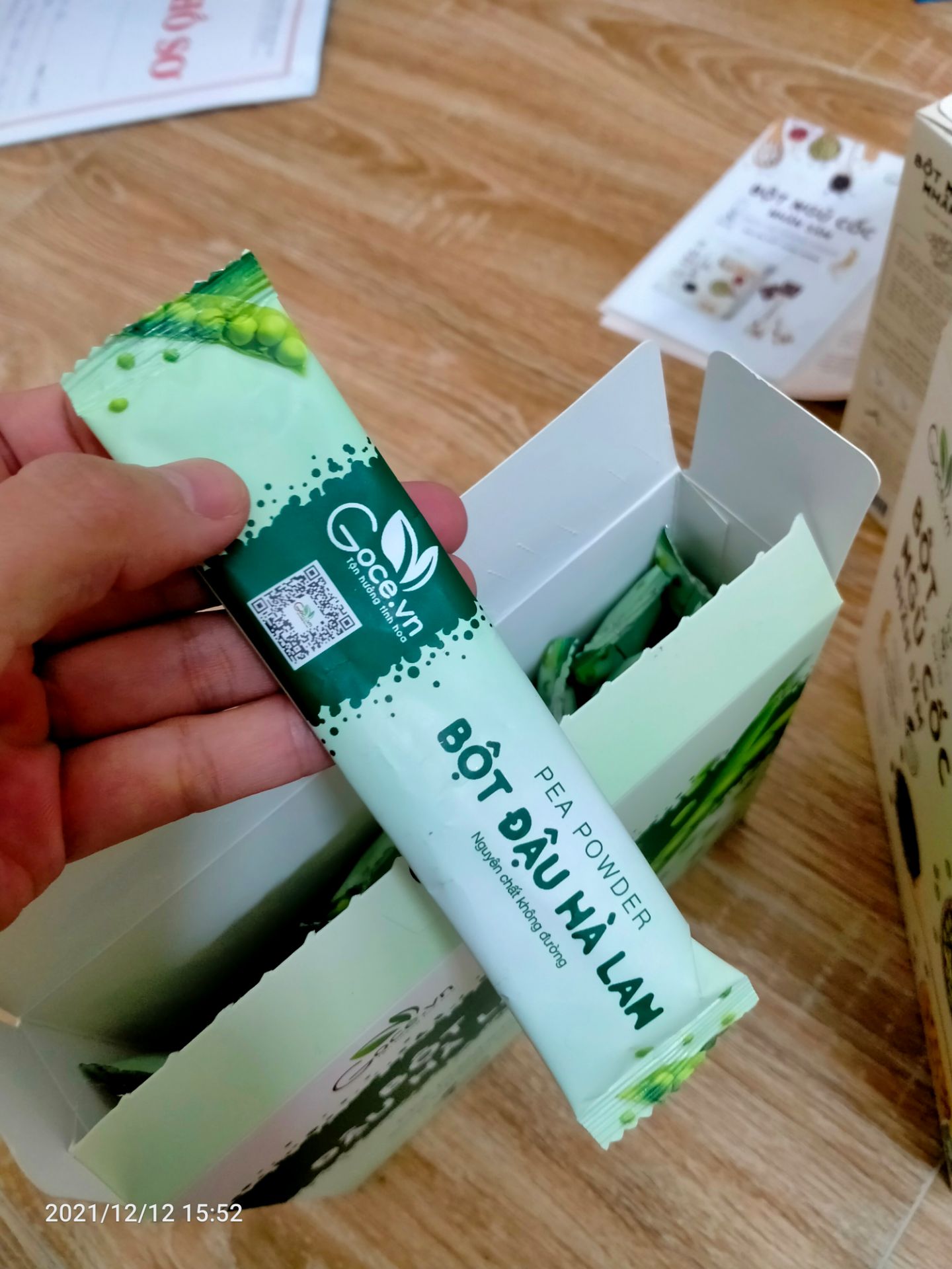 sản phaamr này cũng vậy , hộp bên ngoài k méo mó mà chả hiểu sao túi đựng bột bên trong thì lại nhàu nát cứ như là có ng cầm vần vò nó vậy