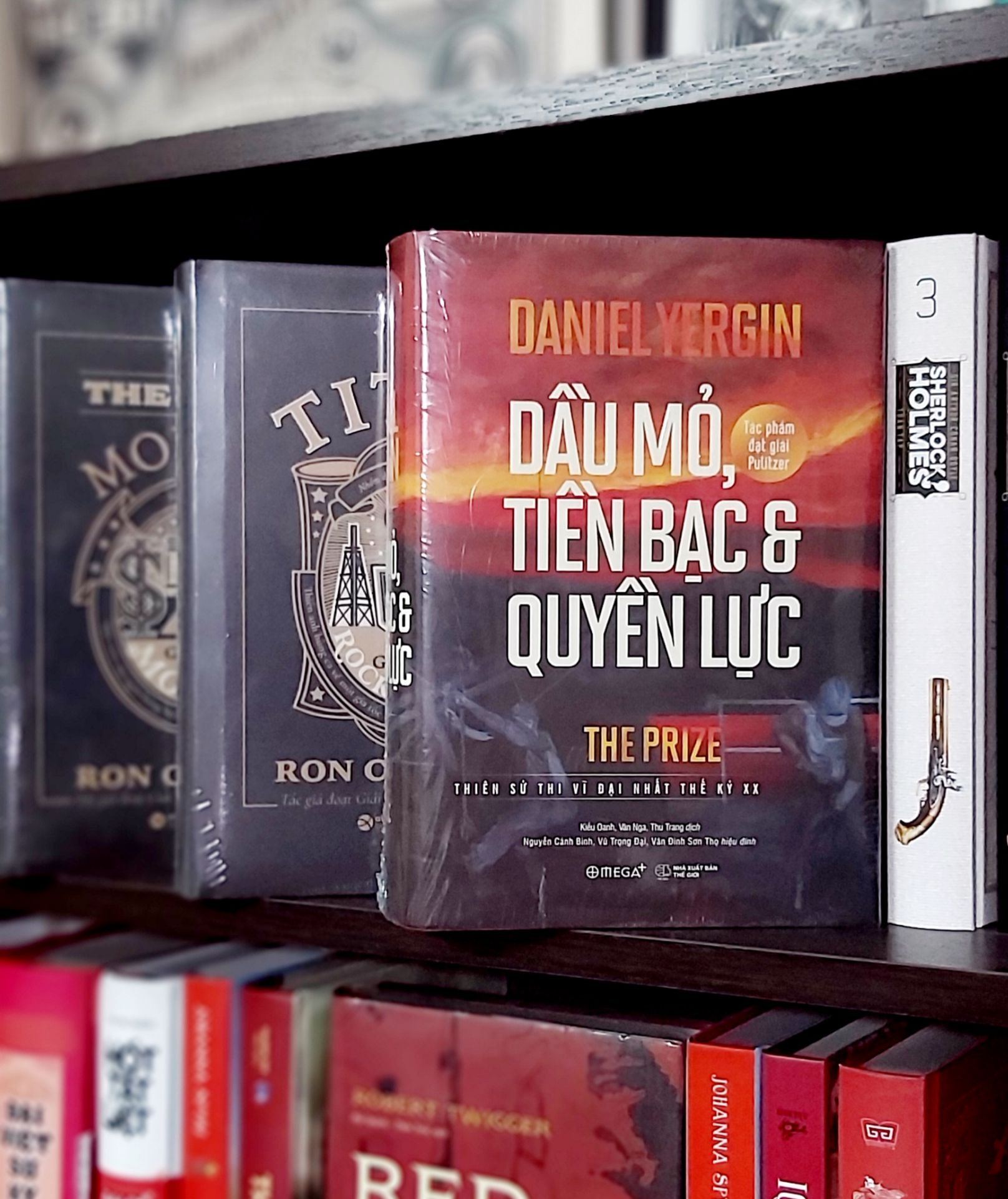 "Là cuốn sách đồ sộ và hùng tráng về chủ đề dầu mỏ đầy bí ẩn, lôi cuốn và mang tính sống còn với thế giới, Dầu mỏ, tiền bạc và quyền lực không chỉ trình bày những nhận thức cơ bản về dầu mỏ, quyền lực và tiền bạc mà còn về cả thế kỷ XX. Tác phẩm có sức khái quát đặc biệt, tầm quan trọng to lớn và lôi cuốn tới mức mê hoặc. Dầu mỏ, tiền bạc và quyền lực đã được hãng PBS dựng thành bộ phim cùng tên và được trao giải Eccle cho tác phẩm phi hư cấu xuất sắc nhất năm 1992."
Dịch vụ Tiki tiện ích và thân thiện người dùng. Mình nhận được nhiều ưu đãi từ Tiki, chỉ phải thanh toán 198k cho quyển sách này.
