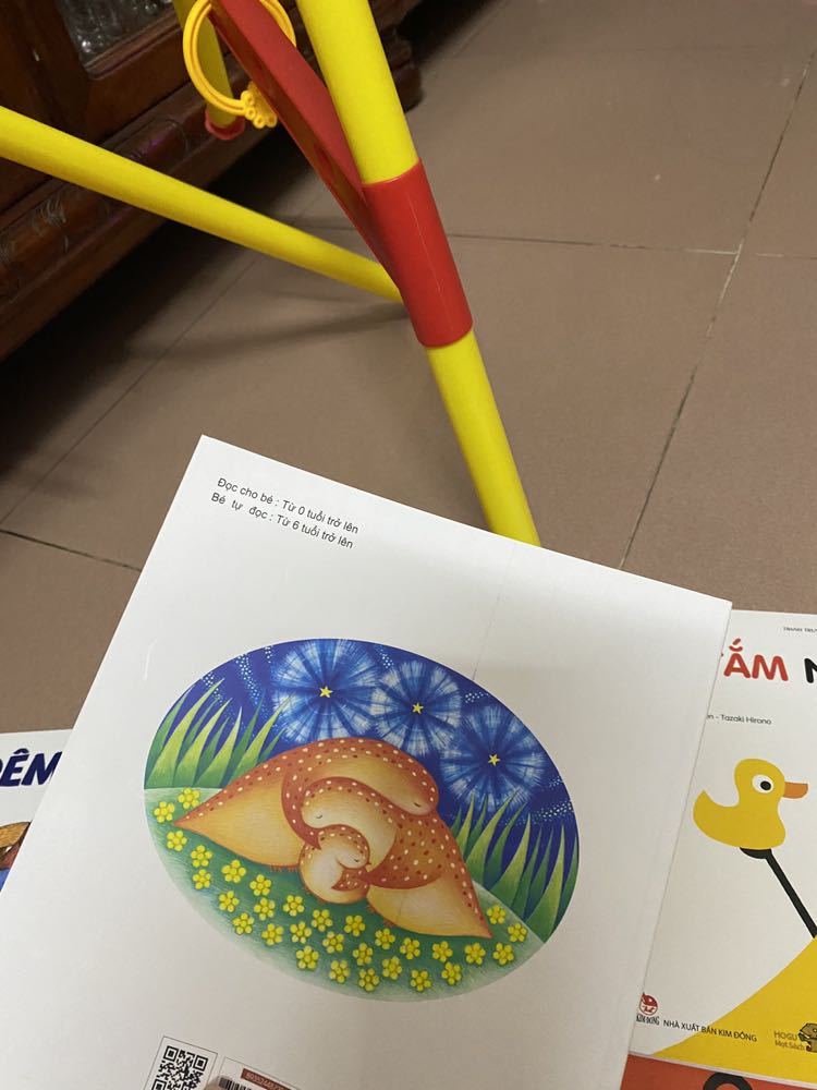 cuốn này hỏi con rất thích vì tìm được những điểm bé tí trong sách, màu sắc rực rỡ đeph