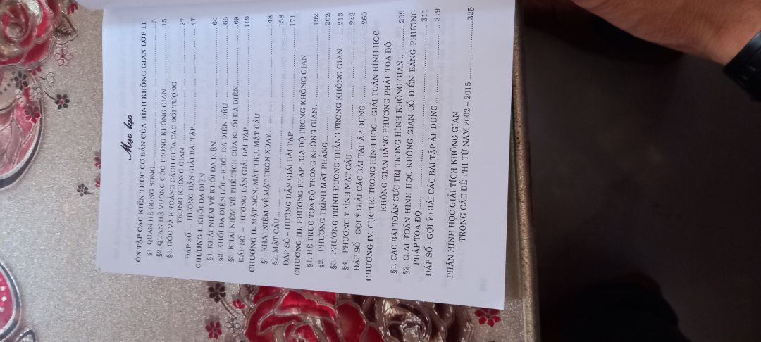 Giao hàng nhanh, đúng địa chỉ. Chất lượng sản phẩm tốt, sách mới toanh (chất lượng sách ở tiki là khỏi bàn rồi). Mình đã có cơ hội được học quyển giải tích của hai thầy năm 11 rồi, nội dung trong sách viết rất cô đọng, trọng tâm không dàn trải nhiều nội dung, kéo dài thời lượng bằng cách cho nhiều ví dụ cơ bản như các sách khác. Đôi lúc đọc sẽ thấy một chút khó hiểu nhưng nếu làm thạo những bài ở trong này rồi thì tự tin là không ngán đề thi ở trường đâu nhé ;) Mình có chụp nội dung hai trang đầu, các bạn lần đầu biết tới sách có thể tham khảo cách viết của hai thầy trước khi quyết định mua nhé, cá nhân mình thấy đây là hai quyển tham khảo toán chất lượng và đầy đủ nhất để chinh phục kiến thức giáo khoa toán 12. Do tiki chỉ cho đăng kèm 5 hình nên mình sẽ để hình của quyển giải tích ở bình luận khác nhé!