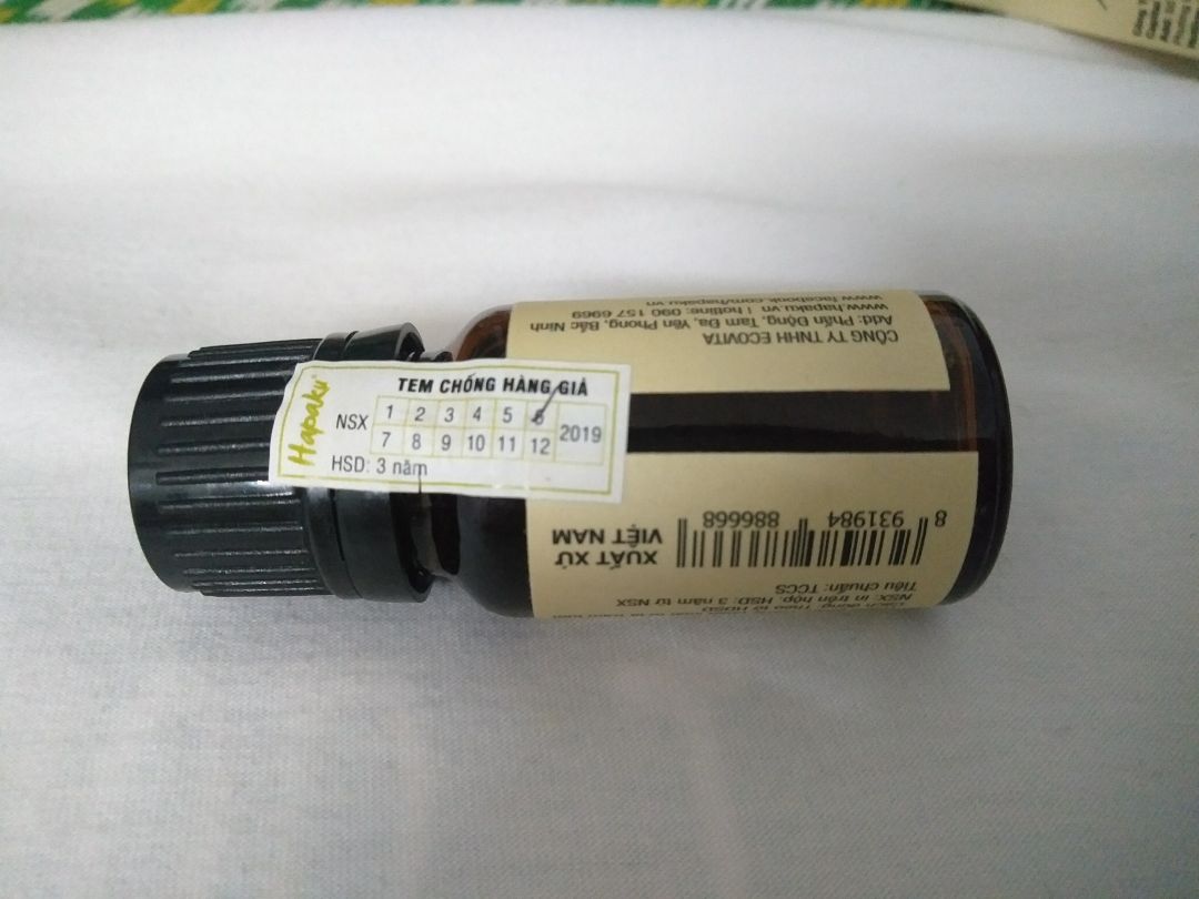 Tiki giao hành nhanh, sản phẩm bên trong có tem chống hàng giả cẩn thận nên khá tin tưởng,  mùa này đang có dịch corona sợ quá nên m mua về tự làm nước rửa tay diệt khuẩn với xông phòng thì thấy mùi hương thơm,  ko bị gay quá mà dịu dịu rất dễ chịu,  hết lọ này m sẽ mua ủng hộ tiếp. Cảm ơn shop ?