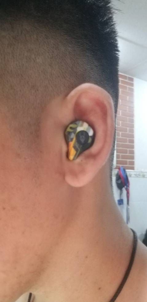 Đánh giá đầu tiền về sự chỉnh chu về hộp và bao bì mình cho 10đ rất có cảm giác khí bốc siu , còn về âm thanh thì pass hơi yếu không thích hôp để nge EDM , còn về pin thì trước mắt mình chưa sạc đầy vì mới nhận được chỉ mới sạc được 40% nhưng nghe thử tầm 30p còn 10% có vể không ổn trước mắt là vậy để sạc đầy lại thì mới 9 xác được và điểm trừ nặng là sạc nóng nha có cảm giác thiếu an toan khi đưa lên tai mà tai nghe lại nóng , âm thanh khi pin thấp thì hơi nhỏ chế đổ giảm ổn hơi kém nói trung cho 4.5 sao vì cài nhình đầu tiên khi mở hộp và với tầm giá này