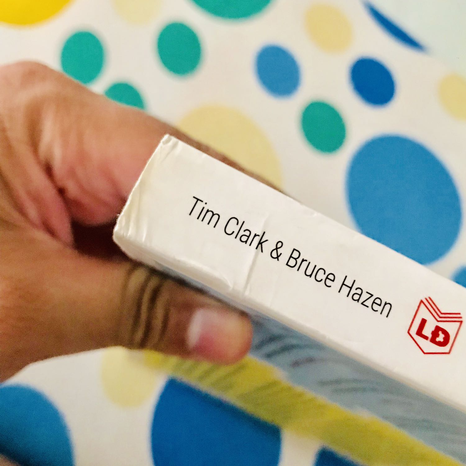 Mình dùng dịch vụ của tiki mới hơn 13 tháng, mua cũng vài chục quyển sách, và đây là lần đầu tiên mình viết nhận xét. Người nhà mình nhận hộ vì mình k có nhà. Vỏ hộp đựng tiki của mình 20 đơn gần đây hầu như nhàu nát 70% và hơn 50% bị khoét móc mất hoá đơn giấy. 
Khá thất vọng.
Nhưng tiền nào của nấy mà, mua sale off 50% thì v cũng ok. Hi vọng shipper Ninja có tâm hơn. Lúc trước shipper của Tiki luôn tuyệt vời.