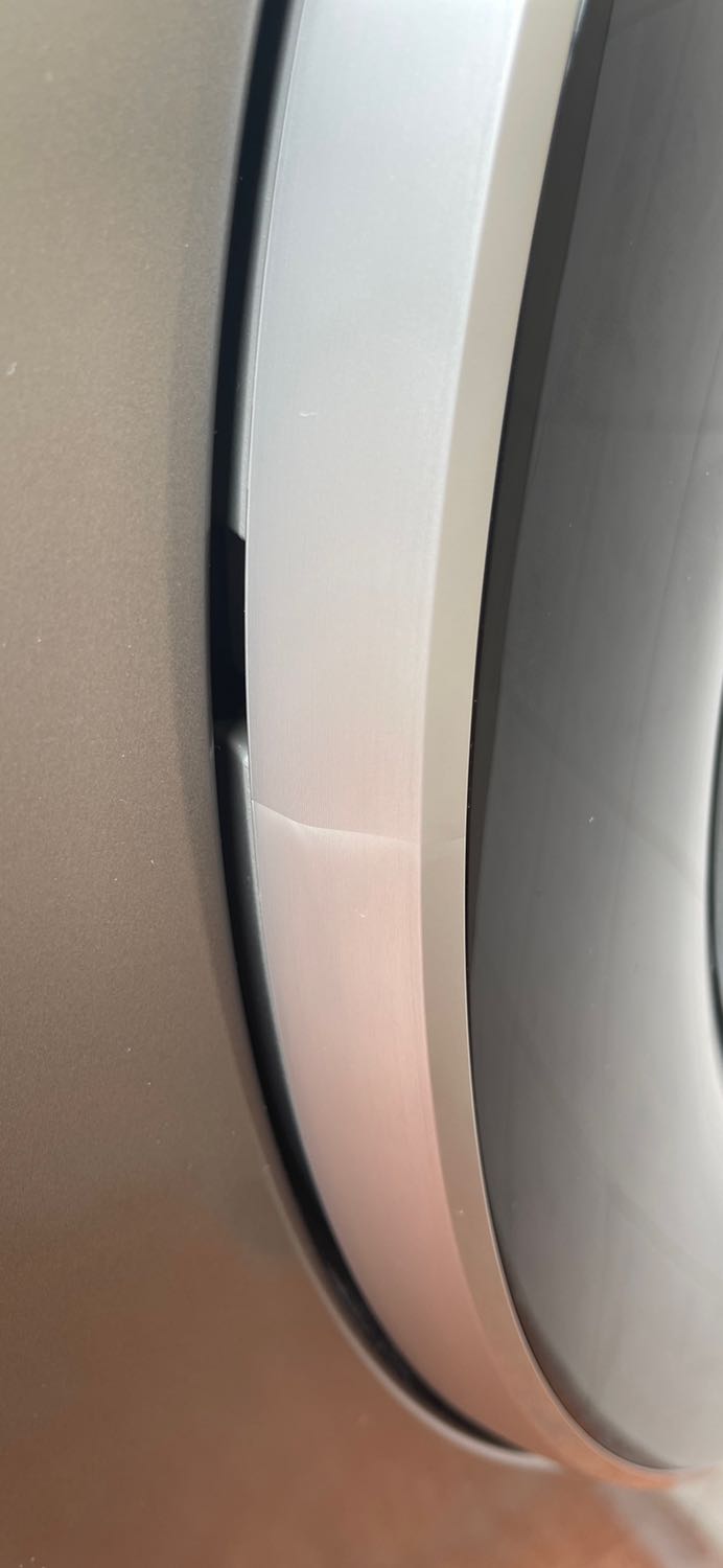 Viền ở cửa máy bị lỗi thế này Tiki có đổi cho mình không? máy bị sẵn, kiểu nứt bên trong, rồi nhà sx phủ 1 lớp sơn trong phía ngoài. Lấy tay rờ thì vẫn liền trơn vì đã phủ 1 lớp sơn trong bóng bên ngoài nhưng dưới lớp sơn đó là nứt 1 đường như vậy. Đây là lỗi sản phẩm. Không bị tác động bên ngoài vì bên ngoài vẫn trơn bóng không hề bị nứt. Mong đc đổi máy khác vì mới vừa mua đc mấy ngày nên mình không hài lòng