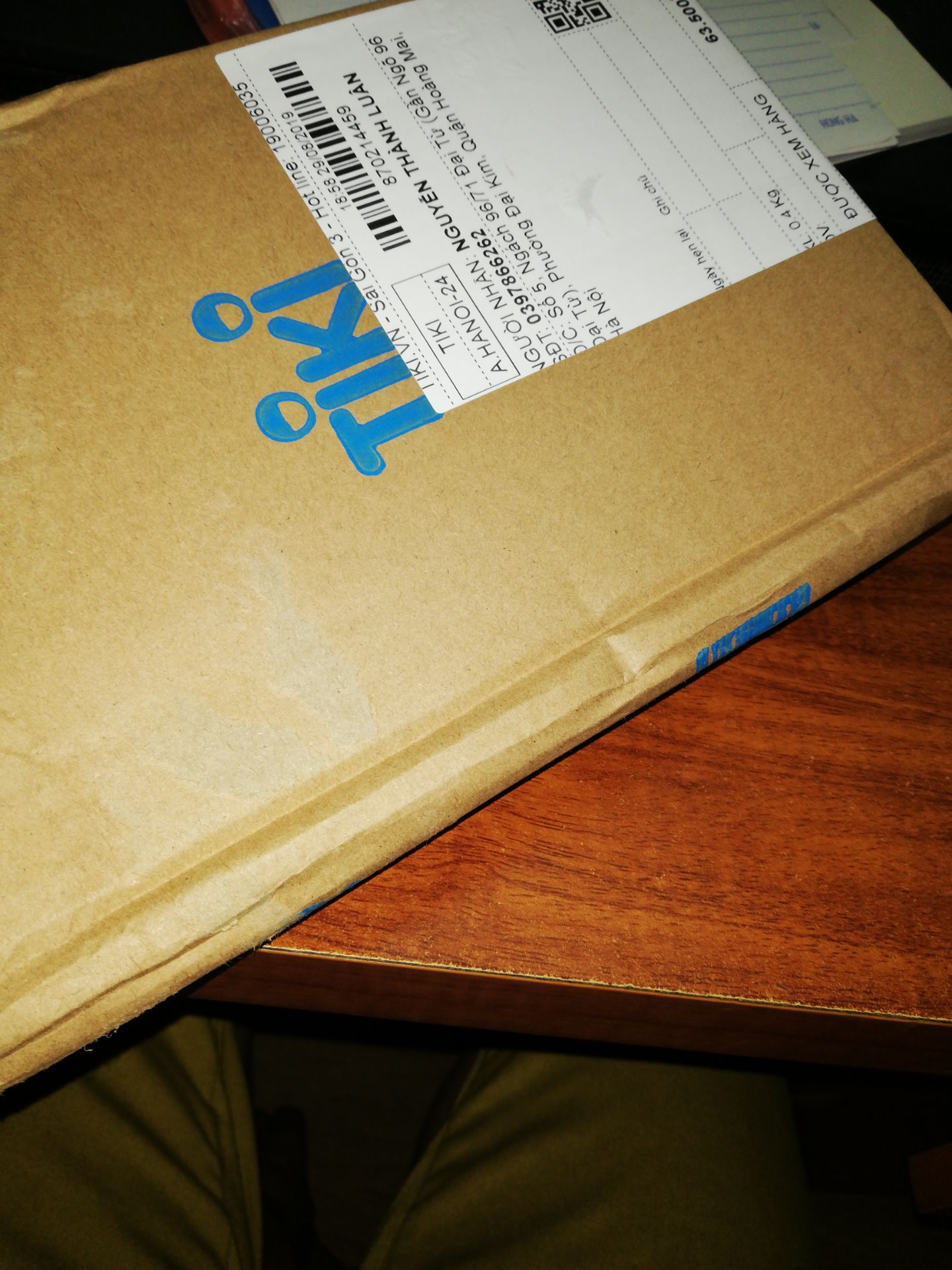 Đơn hàng của tôi nhận được hôn qua khiến tôi rất hài lòng nhưng hôm nay thì không. Hôm qua sách được bọc rất cẩn thận, bên trong còn nguyên bọc nhưng sách hôm nay ách tôi nhận được không có bọc ngoài, gáy sách có dấu hiệu bị gấp, bọc nhìn rất rất rất chán. Ngày hôm qua nhận sách tôi mừng bao nhiêu thì hôm nay lại chán bấy nhiêu. Mong Tiki sớm khắc phục những nhược điểm trên.
 Cảm ơn các bạn :)