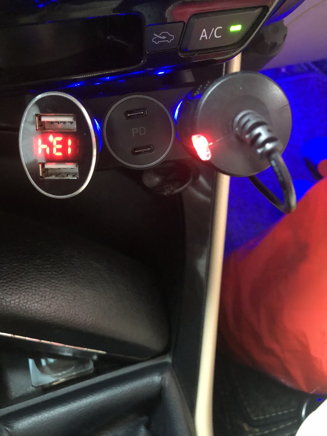 Trước khi mua mình thấy nhà bán hàng quảng cáo là củ sạc có đèn led xung quanh nhìn rất đẹp,nhưng khi nhận hàng về mình vui mừng gắn vào xe… chưa đánh giá chất lượng sp như thế nào nhưng trước mắt mình ko thấy xuất hiện đèn led nào như quảng cáo… Quá thất vọng