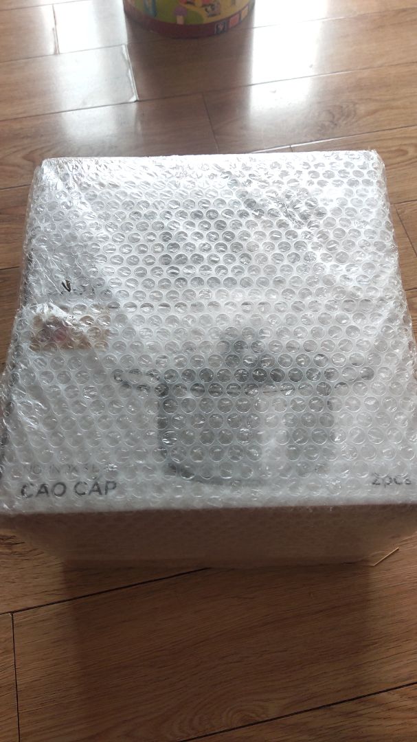 Đóng gói cẩn thận, giao hàng nhanh, mua 2 nồi nhưng chỉ có 1 phiếu bảo hành. Nồi không móp méo, inox sáng, nhưng chất lượng gia công chưa tốt lắm, đế nồi và thân nồi vẫn có khe hở nhỏ, có dấu hàn giữa quay và thân