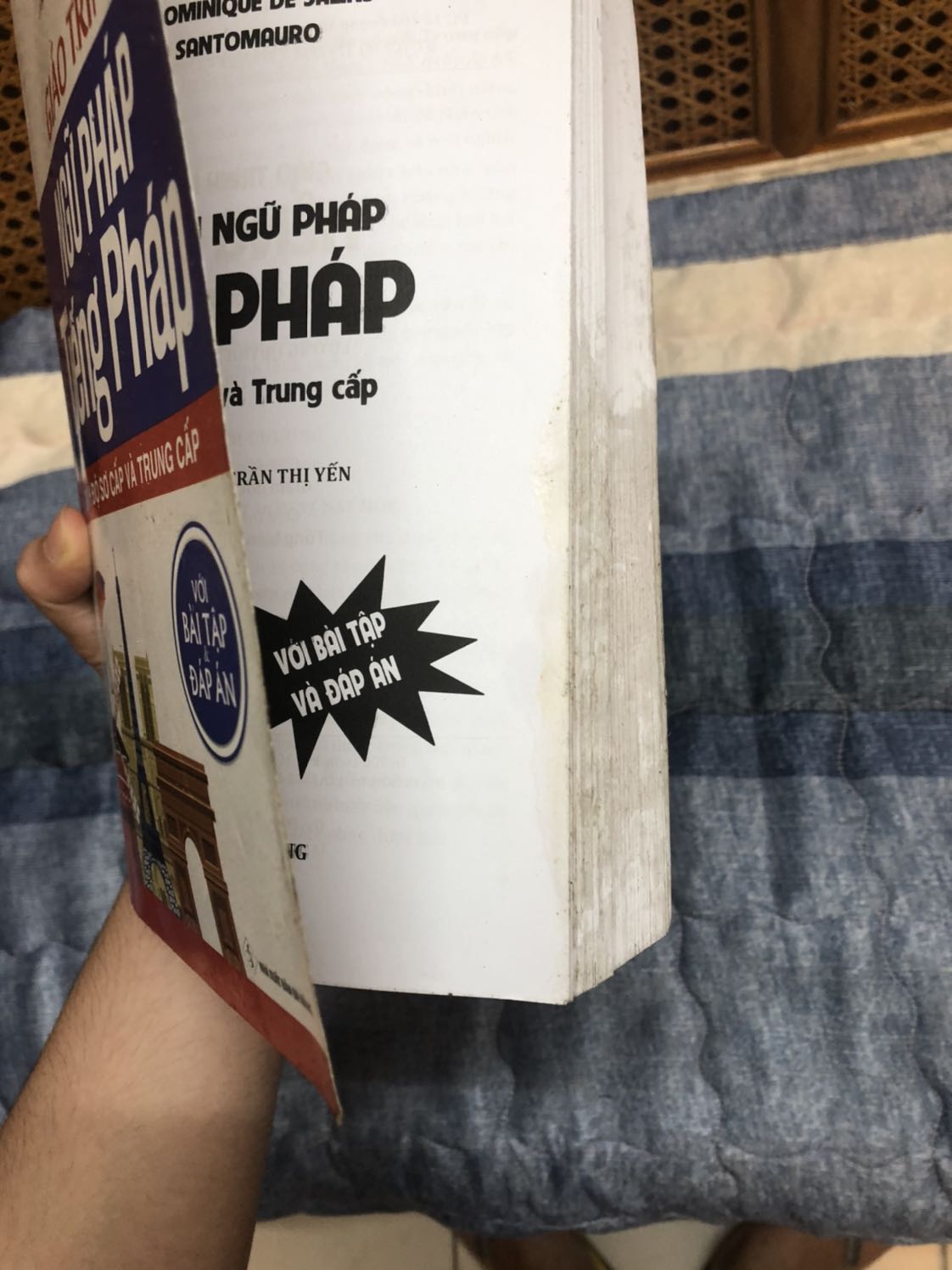 Từ hồi biết tiki đến giờ cực kì thích mua sách ở tiki, nhưng dạo này chất lượng quá kém, sách nhận đến tay vừa cũ vừa bẩn, bìa thì nhớp nháp cầm rít tay, giấy dơ và có mùi rất khó chịu. 
Nếu hết hàng tiki có thể liên hệ mình huỷ đơn hoặc báo lại mình chứ ai lại đi giao quyền sách như vậy. Chẳng hiểu nổi người đóng hàng sao có thể bỏ 1 quyển sách bẩn như vậy để giao cho khách hàng được.
Thật sự quá thất vọng, hi vọng tiki tới nhận và đổi hàng sớm nhất cho mình. Cảm ơn tiki.
