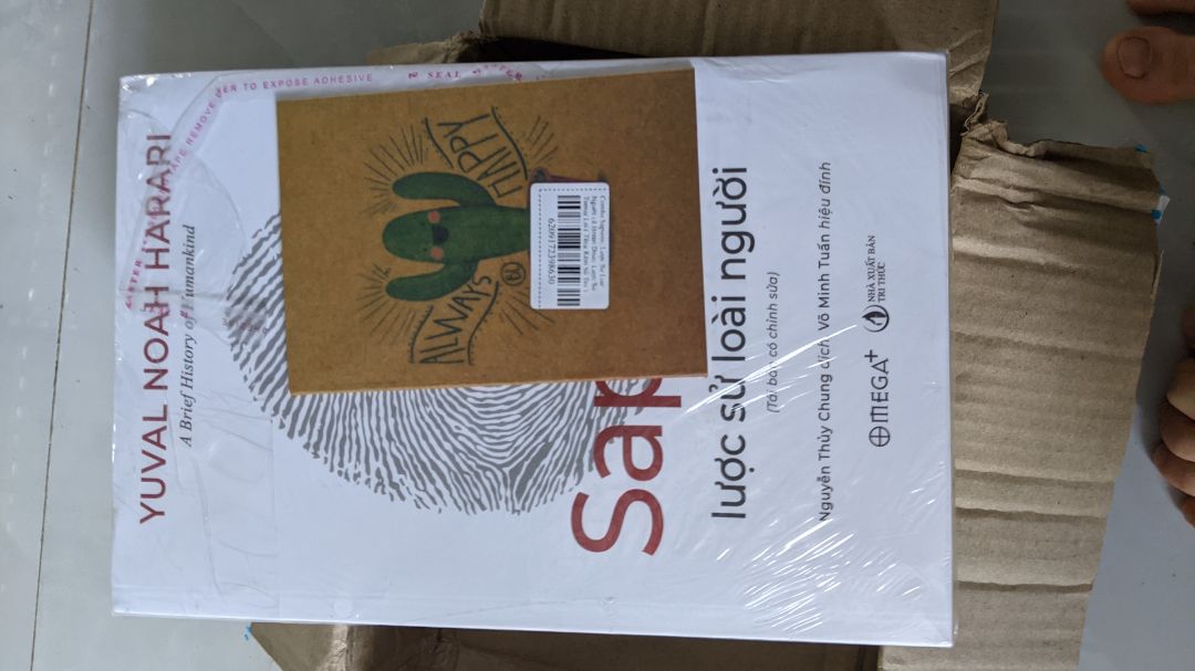 Đóng gói cẩn thận, bìa sách nguyên vẹn, được tặng quyển sổ nhỏ xinh xinh. Nhưng giao hàng lâu quáaaa Tiki ạ
