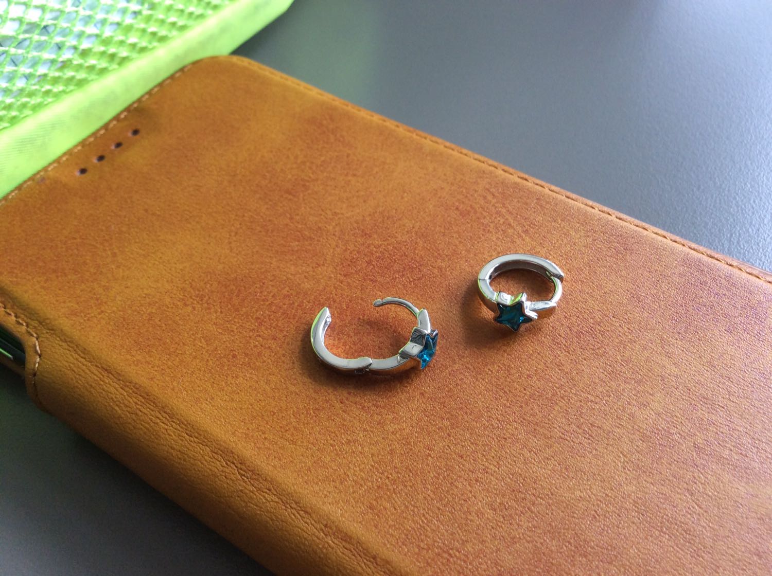 Sản phảm rất đẹp và đúng mô tả. Tuy nhiên có 1 bên chốt không cài được