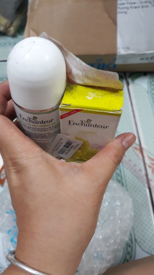 được tặng chai nước hoa. nó vừa dơ vừa chỉ còn một chút xíu dưới đáy. không biết là lỗi do người đóng gói hay do khâu vận chuyển nữa. buồn được tặng chai nước hoa. nó vừa dơ vừa chỉ còn một chút xíu dưới đáy. không biết là lỗi do người đóng gói hay do khâu vận chuyển nữa. buồn