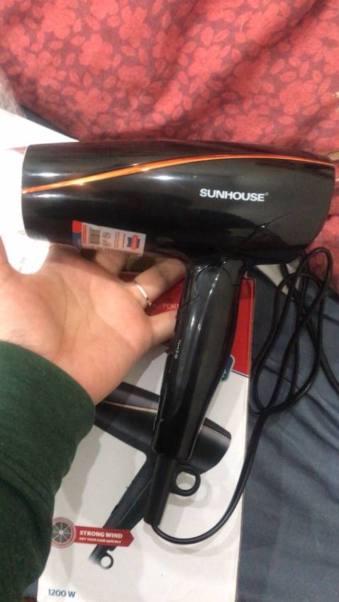 Máy sấy có nhiều nấc nên phù hợp mọi loại tóc. Giao hàng nhanh. Ban đầu dùng hơi mùi nhựa chắc mới nhưng sau hy vọng sẽ hết. Tốc độ cũng mạnh lắm nên mình khá ưng ý, phiếu bảo hành tem mác đầy đủ.