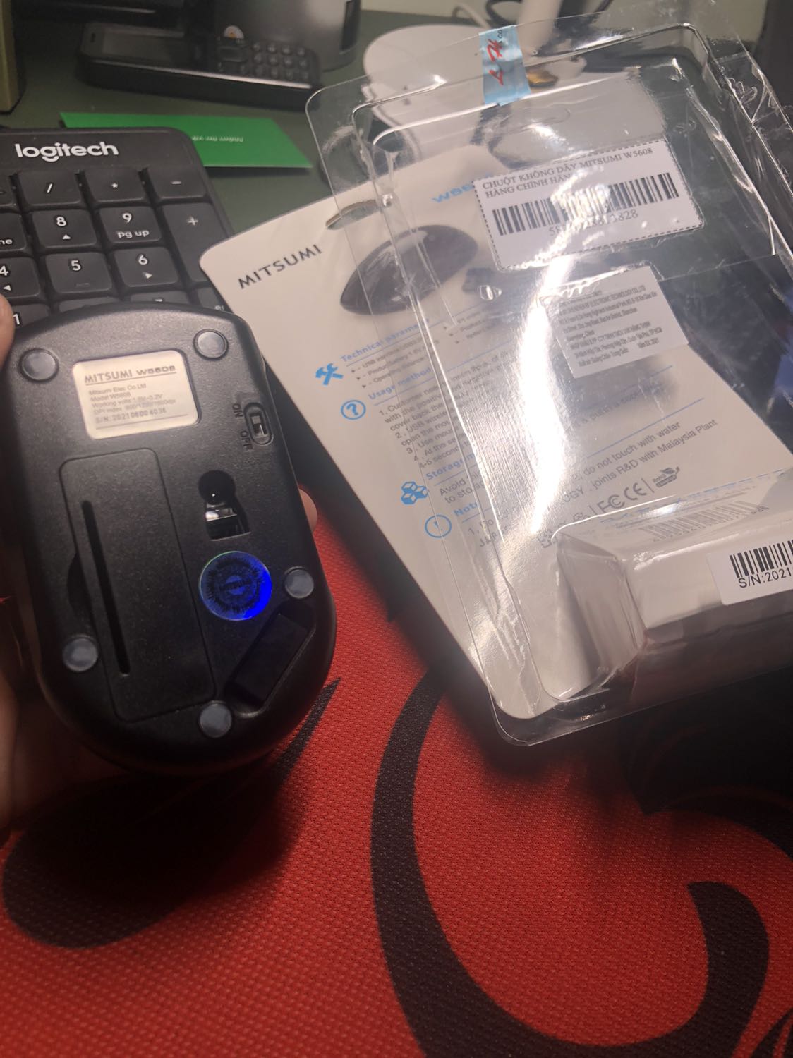 Mouse dùng 2 pin AAA, không phải loại Invisible. Nhỏ gọn, bỏ 2 viên pin vào cầm khá chắc tay