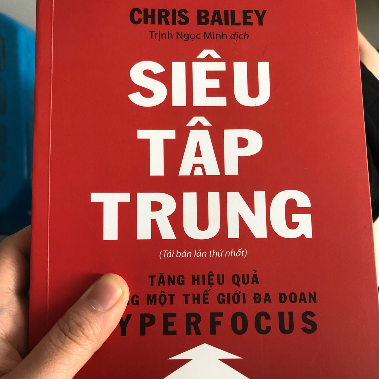 Cảm nhận chung, sách đưa ra nhiều thông tin dẫn chứng và khoa học về khái niệm siêu tập trung để nâng cao năng suất nhưng cách viết không lôi cuốn, cực kỳ khô khan như một bài nghiên cứu khoa học tổng hợp lại tất cả bài báo, nghiên cứu, tài liệu tham khảo. 2 điểm nổi bật xuyên suốt toàn bộ cuốn sách là Siêu tập trung và Phân tán sự tập trung. Siêu tập trung phù hợp với các công việc phức tạp, quan trọng và cần hoàn thành với hiệu suất cao trong khi phân tán sự tập trung để tâm trí lan man có chủ đích, có thể kết hợp phân tán sự tập trung khi đang thực hiện một thói quen ví dụ như trong lúc giặt đồ, rửa chén, đi dạo có thể để tâm trí lang thang suy nghĩ về một vấn đề nào đó chưa được giải quyết. Phân tán sự tập trung thích hợp cho việc suy nghĩ các ý tưởng sáng tạo, hồi phục năng lượng, lên kế hoạch và suy nghĩ về mục tiêu tương lai. 
Ngoài ra sách còn gợi ý một số mẹo vặt để nâng cao sự tập trung như sử dụng cafeine, uống một cốc cà phê/trà trước khi ngủ trưa, sau 30ph cafeine bắt đầu hoạt động giúp cơ thể tỉnh táo nhờ đó năng suất làm việc sau giờ nghỉ trưa tốt hơn. Phải mất 10-14 tiếng để tiêu hao hết lượng cafein nạp trong ngày do đó hiệu quả nhất là uống cà phê trước khi bắt đầu công việc. Thiền và chánh niệm hơi thở cũng là 2 cách giúp mở rộng không gian chú ý và cải thiện sự tập trung ( nhưng khó áp dụng đối với mình).
Sách có thể được sơ lược vì tác giả lặp lại ý quá nhiều, như để cho đủ số trang. Đánh giá 3* cho phần ý tưởng.