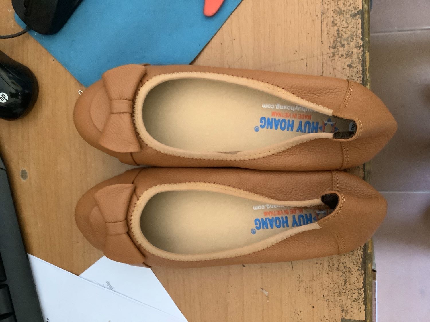 Đóng gói cẩn thận, 3 hộp liền, cảm nhận đầu tiên là giày đẹp, da mềm, bt chân đi 38 may mà đặt 39 vừa in, lại còn bảo hành da 12 tháng, sản phẩm quá tốt so với giá tiền