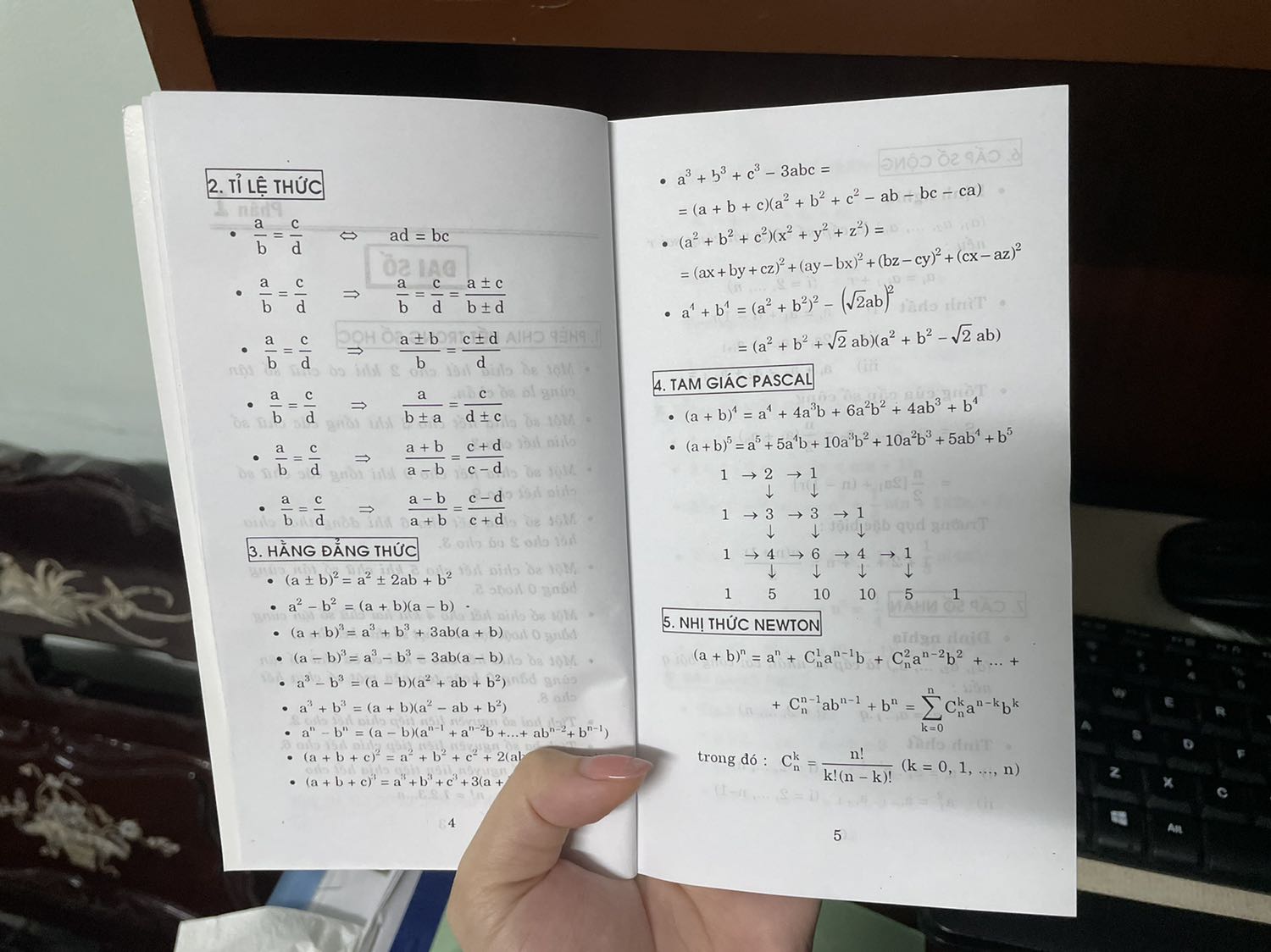 Mình mua cho em trai, cuốn sổ nhỏ nhắn, xinh xắn có nhiều công thức toán Số và toán Hình lắm ^^~