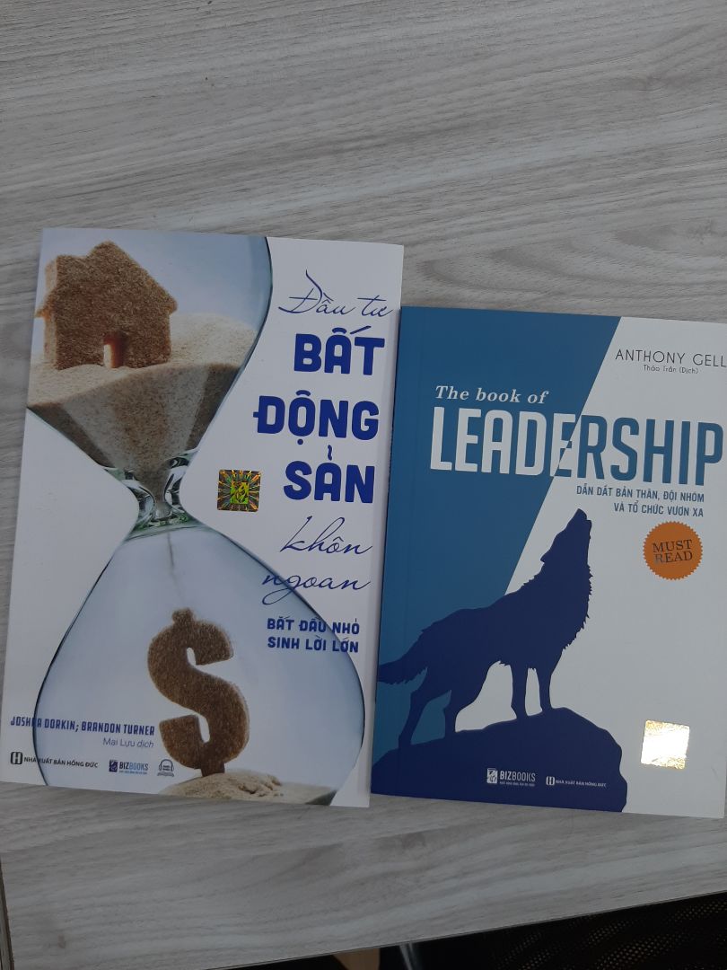 Đây là một cuốn sách kiến thức tổng hợp thú vị về chủ đề lãnh đạo. Độ khó của sách thuộc mức độ trung bình đến cao, nên sẽ khá khó cho bạn chưa đọc sách nhiều, đặc biệt với ai chưa từng lãnh đạo đội nhóm. Nếu nói về độ ngấm và hiểu, mình đoán với mình chắc mới tầm 20-30%, bởi vì chủ đề lãnh đạo, quản lí là một chủ đề rất rộng, bao gồm rất nhiều kiến thức xuyên suốt nhiều mảng từ quản trị kinh doanh đến nhân sự, từ tầm nhìn đến việc lập kế hoạch và thực thi trong thực tế, từ việc ra quyết định trong hoàn cảnh thuận lợi đến bản lĩnh dẫn dắt đội nhóm trong nghịch cảnh. Cuốn này xứng đáng là cẩm nang cho người lãnh đạo có thể dở ra đọc và nghiền ngẫm nhiều lần. 
Lãnh đạo là việc không hề đơn giản, vì ngoài việc phải lèo lái con thuyền đưa tổ chức đến kết quả (lãnh đạo mà không đạt được kết quả là một lãnh đạo tồi), bạn phải làm việc liên tục với con người, mà con người vốn rất phức tạp, tổ chức càng lớn thì việc lãnh đạo càng khó. Ngoài ra mọi người hay băn khoăn lãnh đạo là ở bẩm sinh hay do rèn luyện mà thành. Mình thì đồng quan điểm với tác giả, không có gì là không học được, chỉ là bạn muốn và thực sự dám theo đuổi đến cùng hay không. "Lãnh đạo là tổng hòa của đam mê, chính trực, khát vọng học tập cả đời, cống hiến, tư duy chiến lược và chăm chỉ".