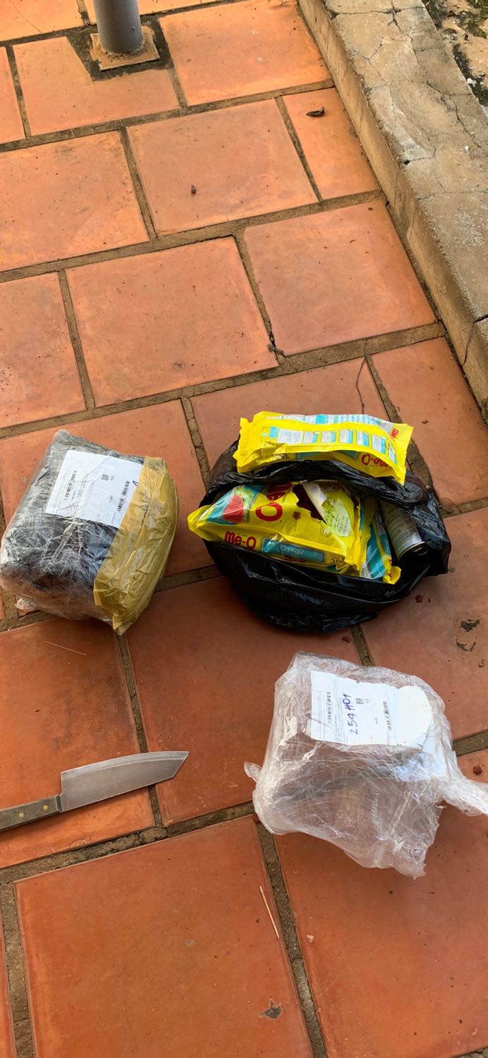 Mua một đơn gửi hai đơn, khi nhận hàng ko biết tưởng hai đơn hàng của hai chốt khác nhau nên ko kiểm tra trước , đến khi shipper đi rồi kiểm tra lại mới thấy là hai đơn hàng giống nhau. Sao đặt một đơn mà giao hai vậy shop? Bao bì đóng gói bị tét hàng đổ tứ tung hết. Mua một đơn gửi hai đơn, khi nhận hàng ko biết tưởng hai đơn hàng của hai chốt khác nhau nên ko kiểm tra trước , đến khi shipper đi rồi kiểm tra lại mới thấy là hai đơn hàng giống nhau. Sao đặt một đơn mà giao hai vậy shop? Bao bì đóng gói bị tét hàng đổ tứ tung hết.