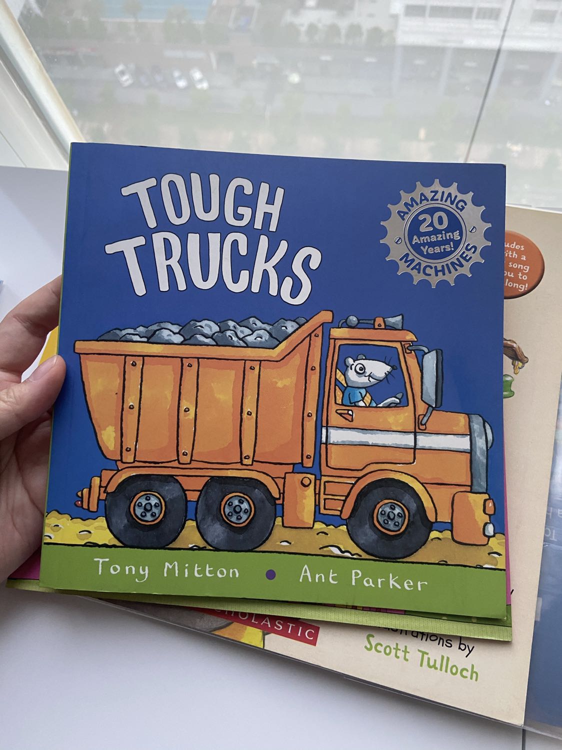 Sách hơi dơ nên mình giảm sao xuống. Giá thì ok. Chất lượng in ấn đương nhiên ok, mỗi khâu bảo quản có vấn đề thôi.