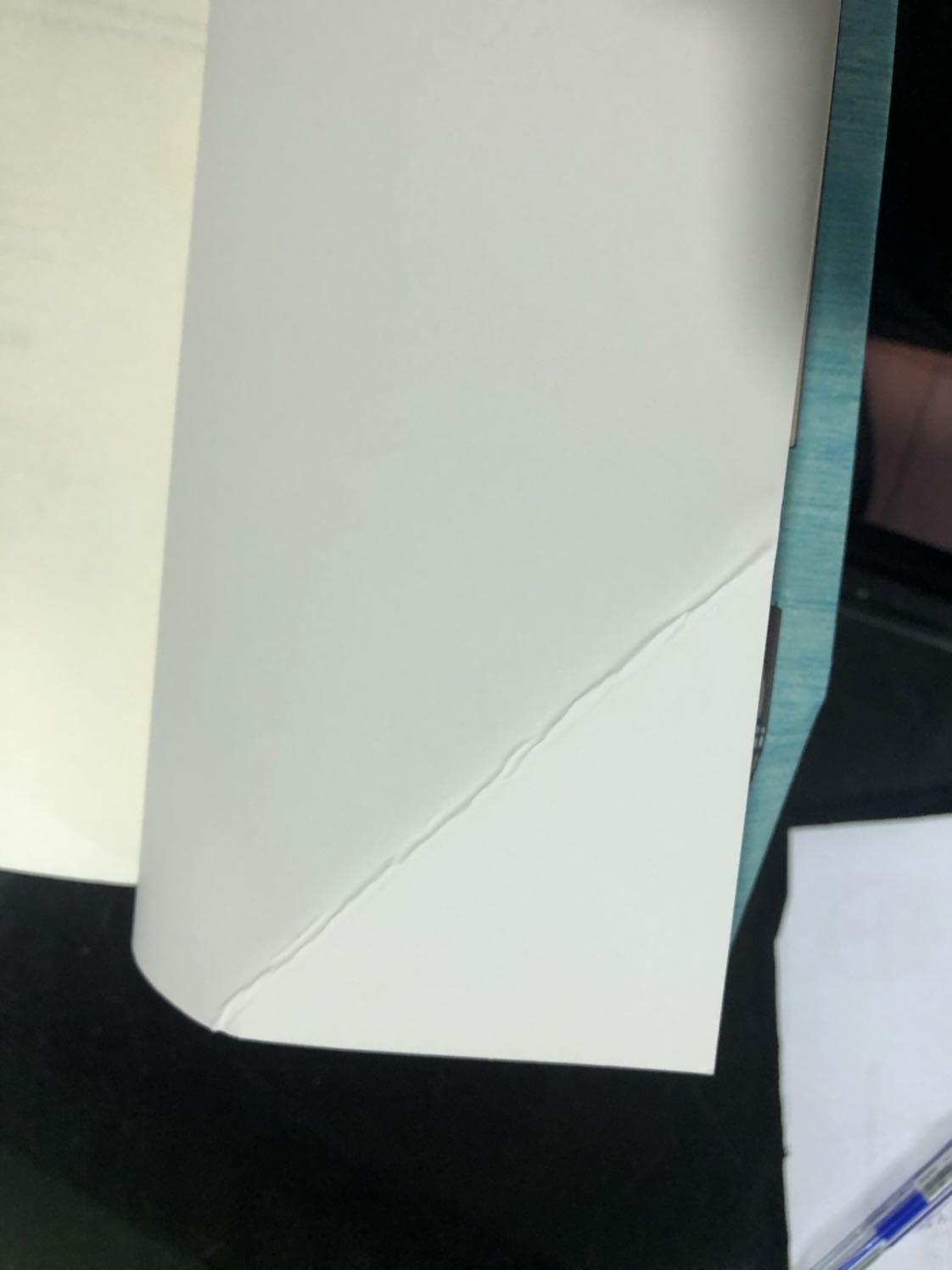 Mình chưa bàn đến nội dung sách nhưng khi mở hộp đựng thấy sách bị xộc xệch, gáy quăn, góc bị gãy như thế này thực sự thất vọng. Mình đặt rất nhiều lần ở Tiki mà lần đầu tiên bị phải ntn. Mong Tiki có chính sách bảo hành tốt