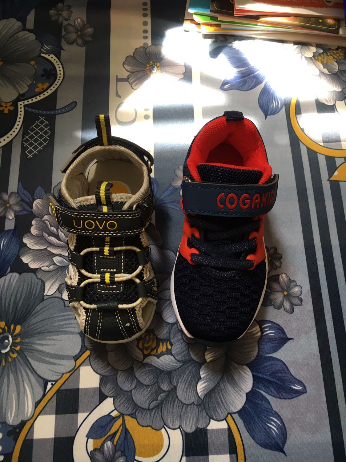 Tôi dựa theo bảng size để mua cho bé mà giày to hơn quá nhiều. Ghi size 24 cho 14.5cm mà đo ra hơn 17cm. Giày tạm được, chất hơi cứng, màu k đẹp như hình.