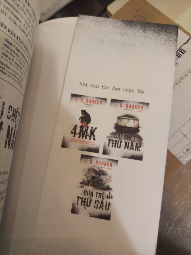 Hãy đọc ạ , mọi người hãy đọc và tự cảm nhận . Mình thấy cách dẫn chuyện , lối hành văn của tác giả thực sự rất hiểu ng đọc cần dẫn lối như thế nào, cần gay cấn , cần kinh sợ như nào. Mua 1 cuốn qua review đơn sơ nhưng thực sự đọc xong thì có ấn tượng khác về truyện của tg J.D.Barker :v 
mình sẽ sưu tầm thêm 2 cuốn nữa của tác giả vì mình đã bị thu phục hoàn toàn. 
Tiki vẫn vậy vẫn đem lại cho mình trải nghiệm rất tốt từ dịch vụ họ cung cấp. Cám ơn rất nhiều.