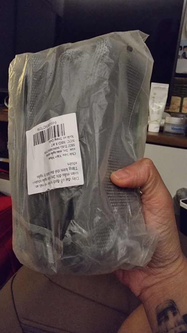 Mình mua 2 cái,  dây đều màu xám. Travel tag cũng như nhau. Chưa sử dụng nên chưa rõ độ bền. Tuy nhiên sẽ thích hơn nếu shop giao ít nhất 1 màu ngẫu nhiên nổi hơn để dễ nhận diện hành lý khi lấy