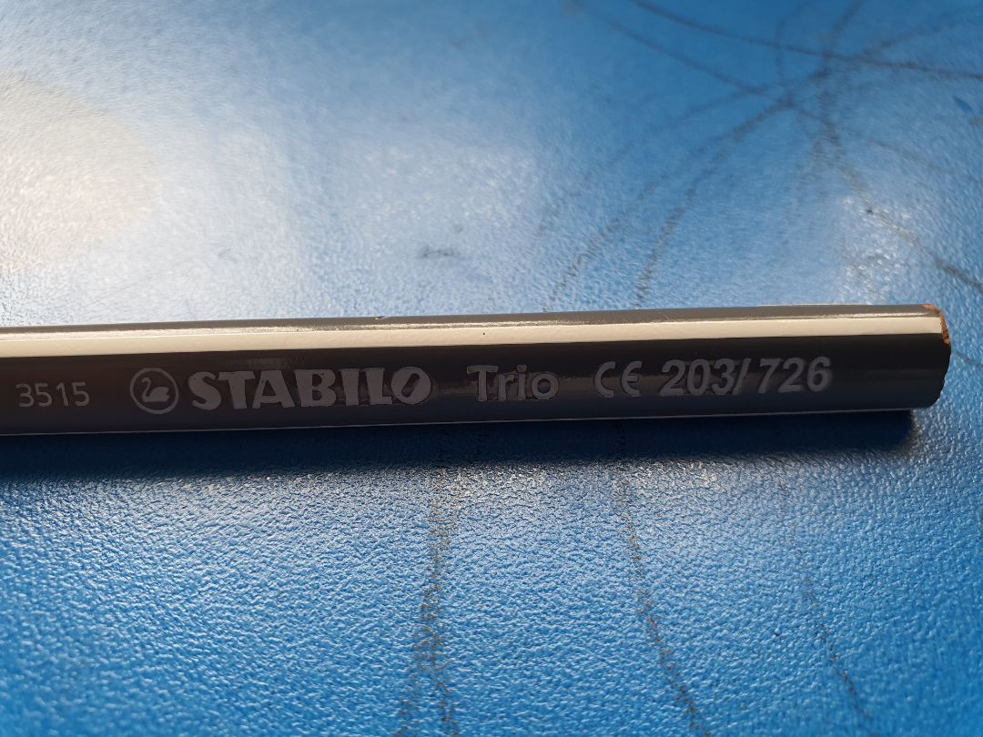 Loại bút này chất lượng gỗ tốt, mùi dễ chịu, ít bị gãy, ruột chì to. Uy tín mấy lần rồi nên mình hay mua lại mỗi khi có 1 vài màu bị hết nhanh hơn các màu khác.