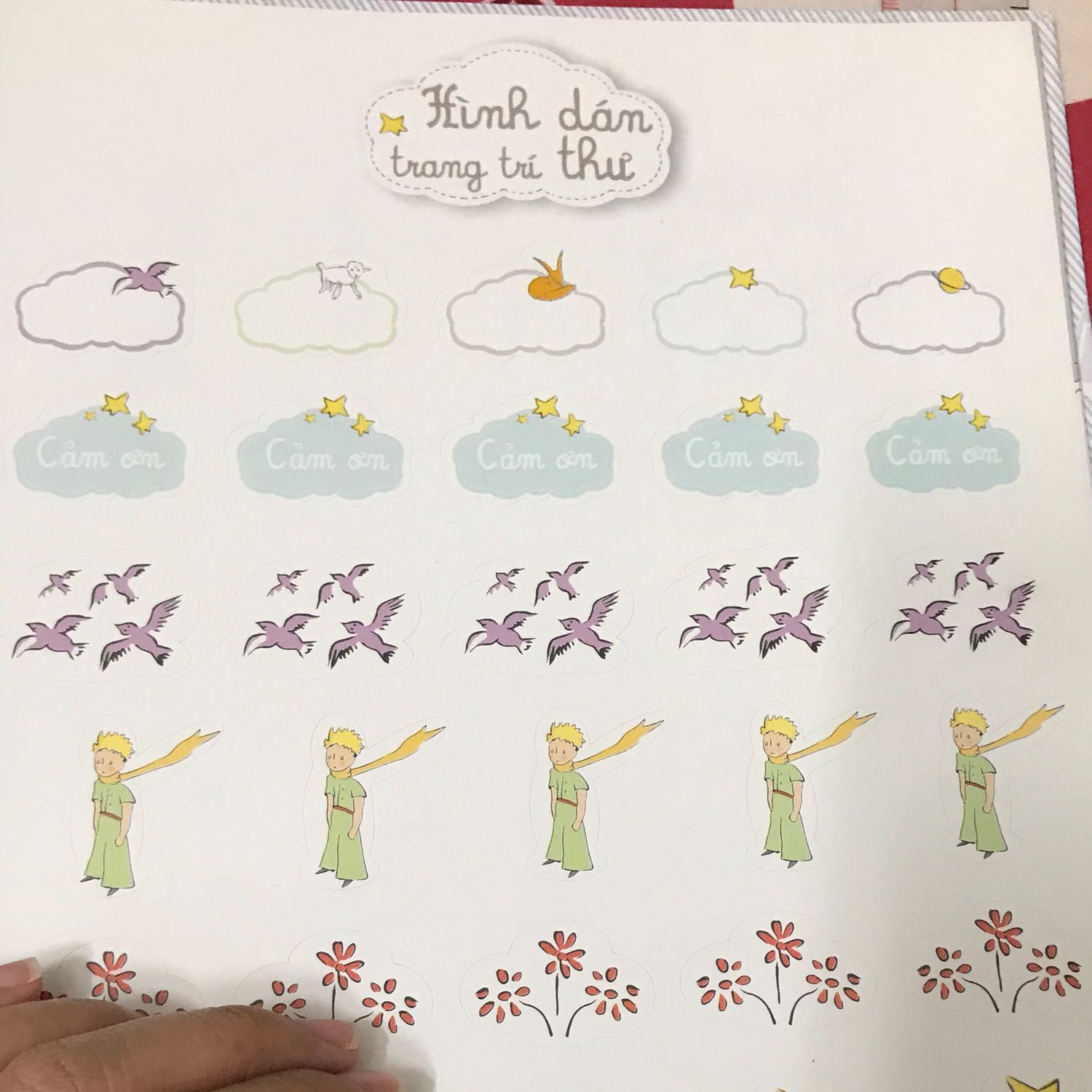 Thật ra thì sách dơ nhiều chỗ. Phong bì trong sách thì bị gấp nếp chèn ép. Nhưng mình vuốt thẳng lại rồi. Nói chung ngoài dơ ra thì sách đáng yêu. Phù hợp với nhà nào có bé trai và muốn lưu những kỷ niệm của em cùng gia đình. 
Cuối trang có thiệp cảm ơn và sticker dán lên phong bì thiệp cảm ơn.