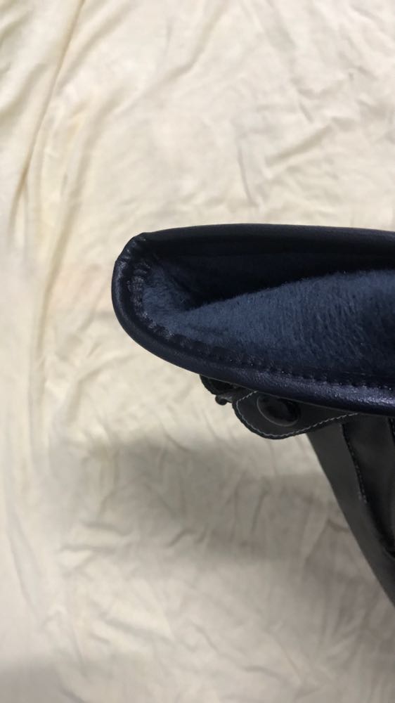 Găng tay da ấm áp. Mua về đúng đợt rét đầu mùa dùng thích ghê. Đi mưa khá ổn không sao cả. Lớp lông bên trong làm găng tay mềm mại dễ chịu. Da co giãn tốt đeo cũng rất thoải mái nữa ý. Sản phẩm tốt đánh giá 5 sao. Cảm ơn shop và tiki