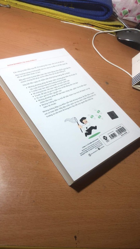 Sách rất mới nha, giá cũng sale so với giá bìa nhiều đấy. Ưng nhé, cho 4* vì tui mua cuốn này với 1 cuốn nữa bên kia ng ta đóng gói cẩn thận hơn. Nói vậy thôi chứ cuốn này đem đến vẫn ko bị móp méo gì nhé. Sẽ ủng hộ shop tiếp!