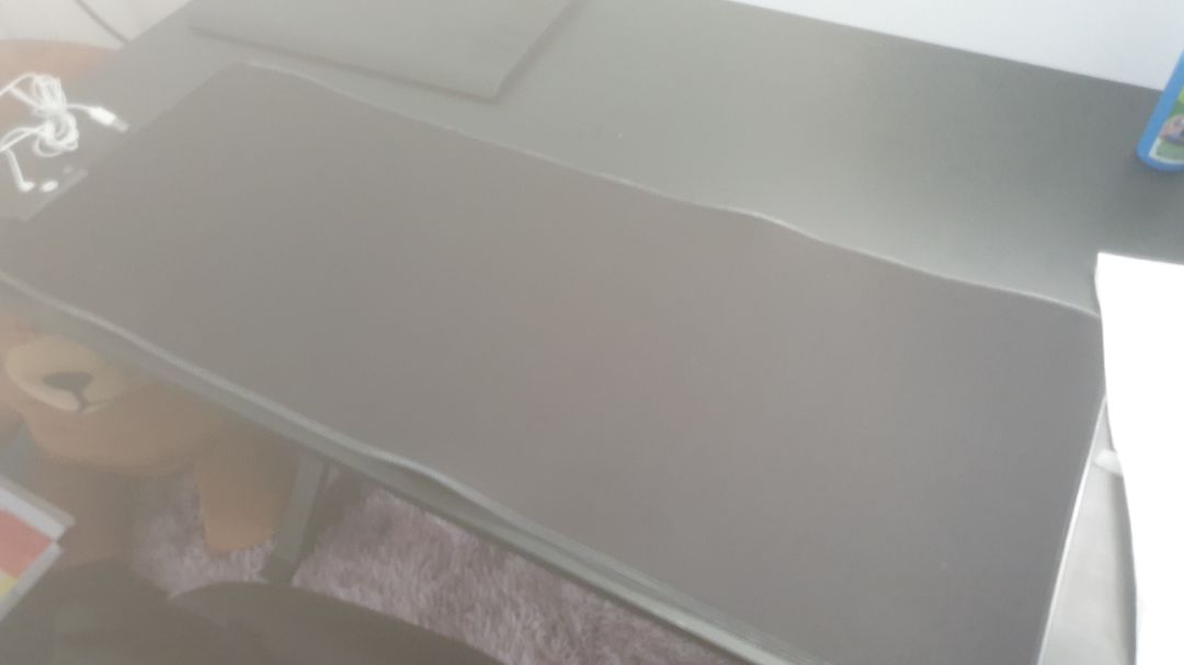 hàng giao nhanh, màu đẹp sáng rất mượt. tuy nhiên do cuộn lại nên ko trải thẳng được.