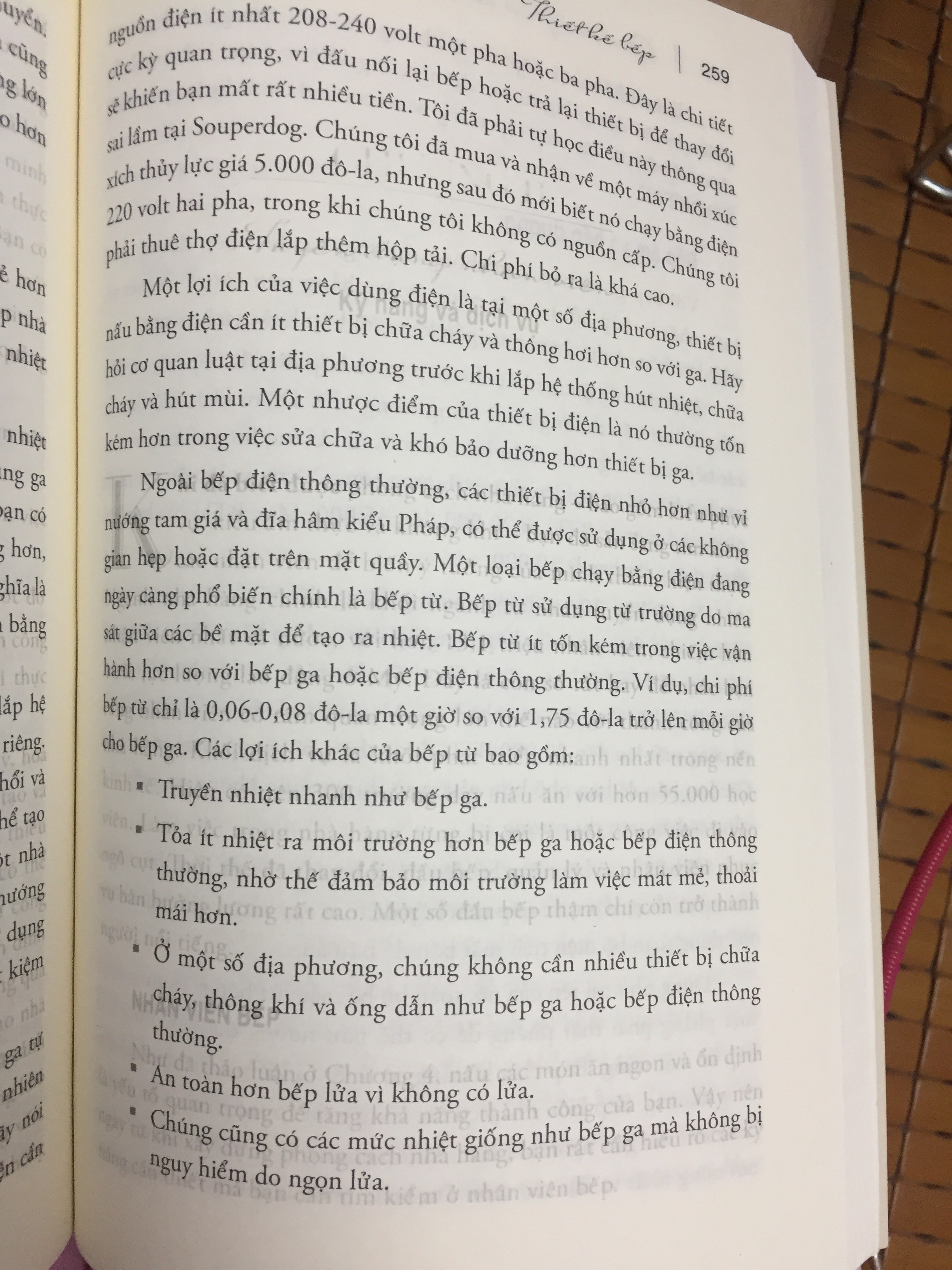 Nhà sách tận dụng những giấy in lỗi từ trước rồi xin chồng chéo chữ sau lên, chữ mờ - chữ đậm đan xen cùng nhau nhìn rất tức mắt, đọc cực kỳ khó chịu. Lúc đầu nhìn qua mình tưởng do giấy mỏng nó in hằn chữ của mặt sau lên, nhưng lật ra thì k phải, nếu chữ in hằn từ phía sau ra thì chữ phải bị ngược, đằng này chữ xuôi, thành ra 2 lớp chữ (mờ - đậm) trên cùng 1 mặt trang. Tôi đề nghị Tiki thu hồi lại quyển này và đổi quyển khác cho tôi trong thời gian sớm. Mã đơn hàng: 735066302. Trân trọng cảm ơn!