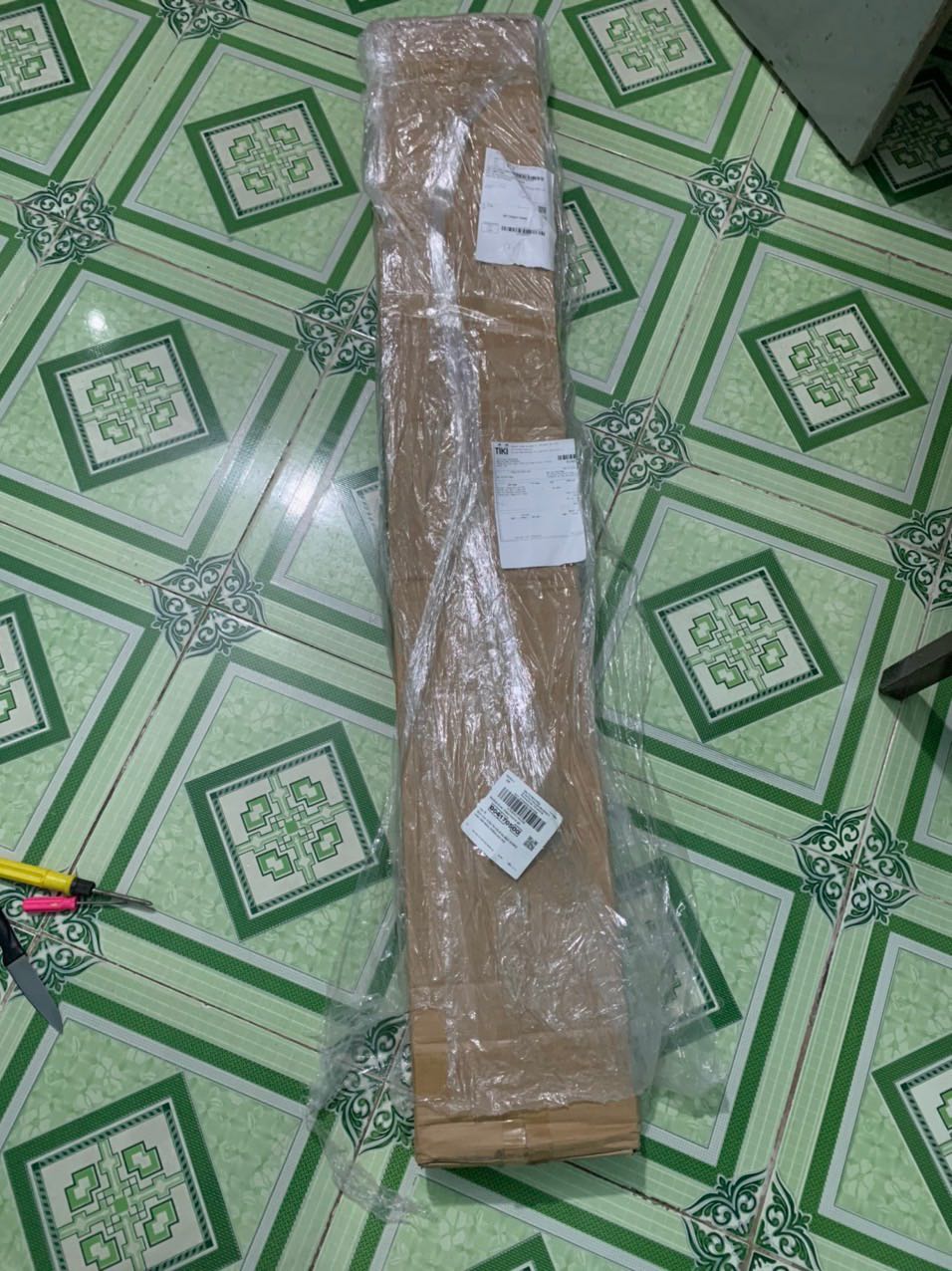 Mua sách và đồ trên tiki mấy năm nay chưa có lần nào mình không hài lòng như lần này. Bình thường tiki luôn giao sớm hơn hoặc ít nhất cũng đúng hẹn, lần này bị trễ hẹn.  Đã thế bên shop còn đưa lộn 5 tấm ván ngang cho mình. Có 8 tầng ngang cần loại ván đó thì shop chỉ đưa đúng được 3 tấm, còn 5 tấm bị sai, chỗ cần lỗ khoan để bắt vít thì k có, chỗ ván cần phẳng thì khoan 5 lỗ. Mình rất bực mình. Tính trả hàng nhưng hàng thì cồng kềnh, rồi đổi qua đổi lại rất mất thời gian nên mình đã nhờ người quen có máy khoan tự bắt vít cho. Công bằng mà nói kệ sách này sẽ rất đẹp nếu shop làm ăn cẩn thận, giao đúng hàng cho khách nhưng vì khâu xuất kho quá cẩu thả, thiếu trách nhiệm và tiki cũng chậm trễ nên mình chỉ cho 2*. Chưa kể bảng hướng dẫn lắp đặt quá sơ sài nữa