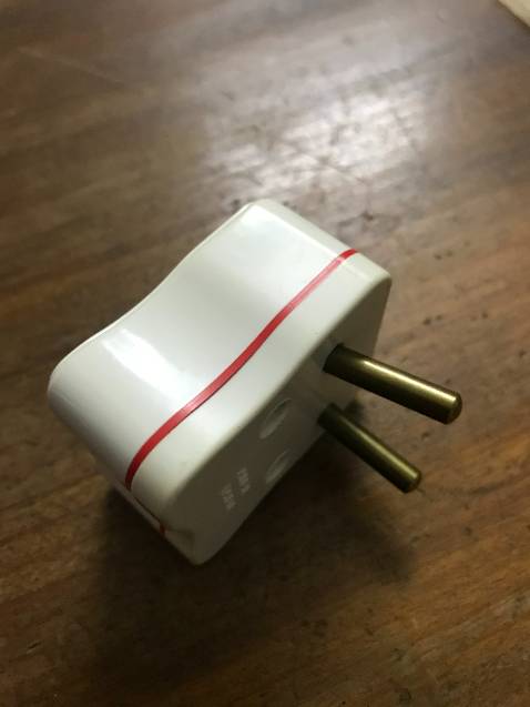 Tôi nhận hàng không được bọc cẩn thận, bọc toàn bộ đơn hàng vào với nhau mà không dùng biện pháp bảo vệ dẫn đến 1 cái phích căm bị thủng túi gói và bị gãy chân cắm như trong hình. Tôi đã thử nhưng chiêc phíc cắm này hoàn toàn đã bị gãy.