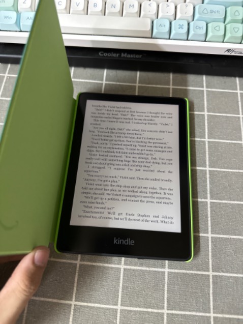 kindle thì system luôn xịn, không nhưng. mua bản kid tưởng claim đc gói kid+ mà hoá ra chỉ có 1 số nước đc claim thôi nhưng cái chính là kindle đã cho người dùng đọc file epub và cái quan trọng hơn là đã được tự thêm font chữ rồi trời ơi sau bao năm dùng thử qua nhiều dòng máy đọc sách quay về kindle vẫn là chân ái. shop giao hàng hoả tốc 1 tiếng rưỡi là có. đóng gói kỹ. shipper thân thiện. đơn này sáu sao 🥹