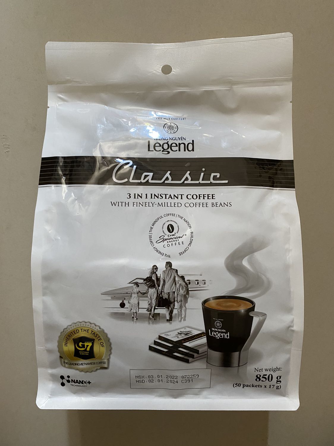 Hàng giao nhanh, date mới. Thấy loại mới là 50 gói/ bịch, so với loại cũ chỉ có 47 gói/ bịch, giá chưa sales vẫn như giá bán lẻ cũ.

Loại này hương vị cân bằng, không quá đậm vị cà phê như G7, cũng không quá mùi sữa át mùi cà phê. Dễ uống vào bất kỳ thời điểm nào trong ngày mà không lo bị mất ngủ.