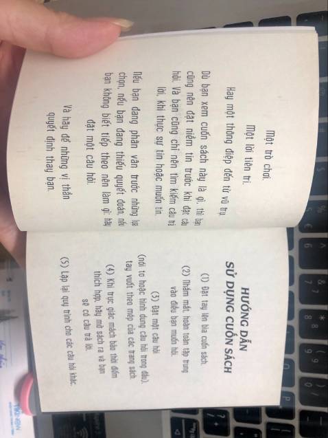 Đang mưa to ngồi buồn buồn thì hàng về, cả văn phòng xúm lại nhận thông điệp :))) ultr tưởng mua dìa giải tri mà ai ngờ thông điệp chuẩn trúng tim đen làm hết hồn luôn ấy. à nhìn hình tưởng bìa xinh xinh bt thôi mà hàng thật thì bìa sần sần lấp lánh nhìn sang xịn mà sờ thích lắm. nhớ đọc kỹ hướng dẫn và lưu ý nhé trog sách nhe các bạn. ai không chơi hệ tâm linh thì mua về giải trí cũng zuiii