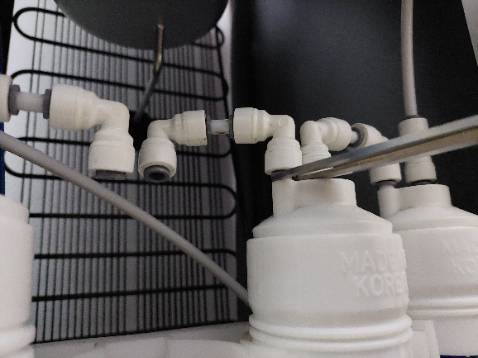 Sản phẩm như hình, hàng chính hãng (logo hãng được in nổi trên sản phẩm), lắp vào và hoạt động không có sự cố gì. Ai muốn tự tháo lọc thì lấy kéo hay dao nạy nhẹ phần màu xám ở dưới nhé (như trong ảnh).