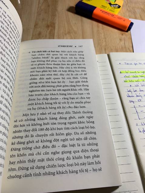Xuất sắc, một cuốn sách bắt đúng bệnh của mình và một kế hoạch thực sự bài bản về kinh doanh dịch vụ số. Đúng là mình cũng đã từng kinh doanh 1 loại hình dịch vụ nhưng còn quá nhiều phân khúc. Chọn đúng phân khúc khách hàng của mình - phân khúc mang lại nhiều doanh thu nhất mới là tốt nhất. Đừng tiếc những khách hàng tồi tệ mà để họ ăn mòn đi động lực của mình. Nhiều khách hàng hơn không tốt hơn đâu, khách hàng tốt hơn mới là tốt hơn. Bởi cuốn này xuất sắc quá mà mình phải mua thêm những cuốn sách khác của Mike như khởi nghiệp từ *** khó, dòng tiền gắn liền lợi nhuận. Nhưng tại ấn tượng ban đầu khó phai quá mà mình vẫn đánh giá cuốn này đáng tiền :)))

5* cho Tiki giao hàng nhanh, sách đẹp, mới và thơm.
