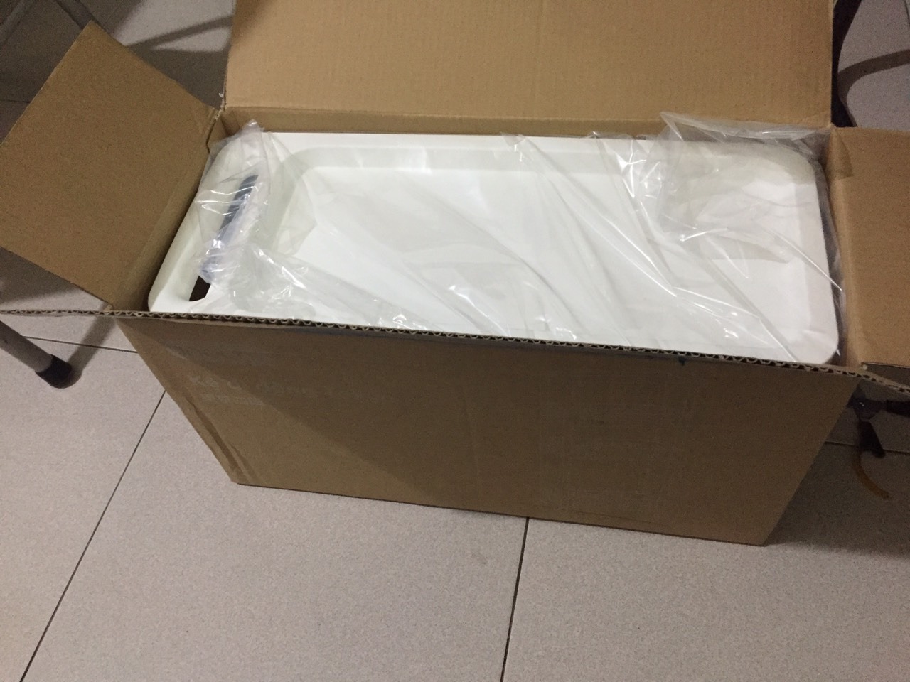 Giao hàng cực nhanh đóng gói rất là cẩn thận với mấy lớp và vỏ hộp vuông vắn. Nhân viên nhiệt tình thân thiện giao đến tận cửa mặc dù ngõ nhà mình hơi sâu bạn ấy bê vào tận cửa nhà.còn về sản phẩm Lúc đầu nhận được thấy hơi khó lắp nhưng thấy tờ hướng dẫn lắp ngon lành luôn. Chất liệu nhựa khỏi bàn luôn đẹp mềm đàn hồi lắp đặt xong rồi kệ chắc chắn khác hẳn với những loại khác. Màu sắc trang nhã đẹp và sang. chân kệ di chuyển rất dễ dàng và nhanh không phải kiểu chân rít như các kệ trước mình đã từng mua. để đồ nặng vẫn rất ok không vấn đề gì. để đồ trong bếp vừa tiện vừa gọn gàng mà lại di chuyển được đỡ được bao nhiêu công sức. giá như biết sớm đã sắm em ấy về luôn rồi. cảm ơn shop nhé