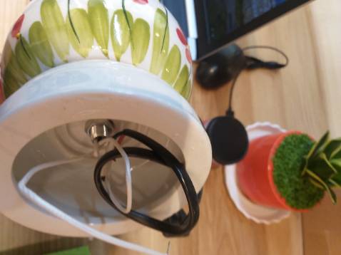 Hàng gói rất sơ sài, 1 cái bị bể, 1 cái thì dây diện bị đức, mặt đổ tinh dầu bị lỗi sần sùi. 2 cái mà không cái nào dùng được