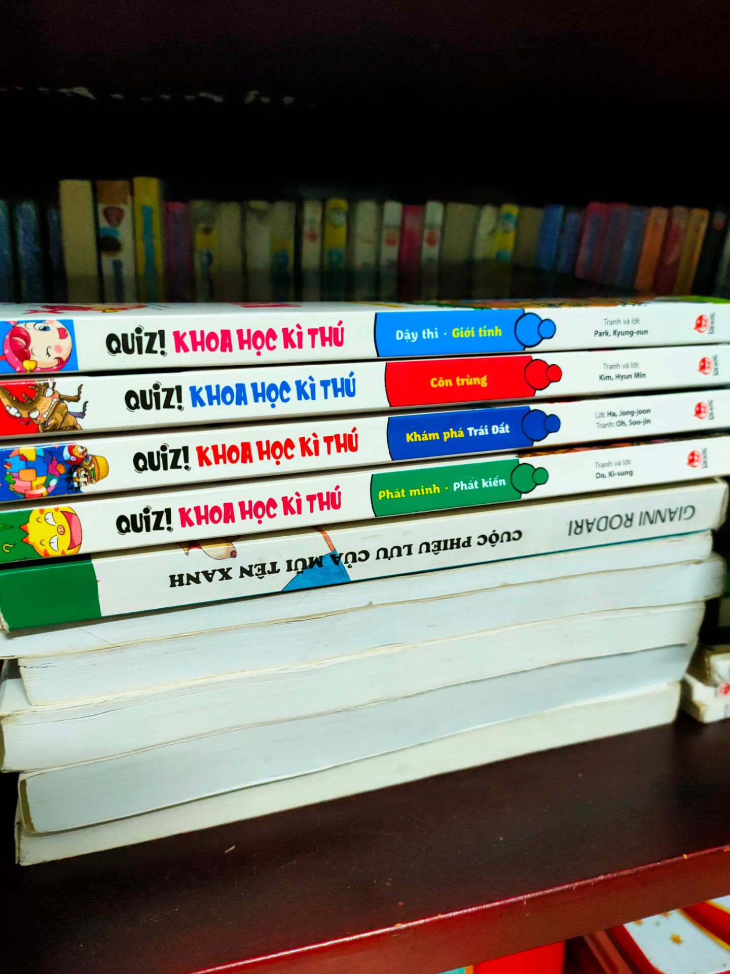 Sách đẹp, cách viết buồn cười rất thu hút bé, kể cả bố mẹ đọc cũng vui mà vẫn cũng cấp nhiều kiến thức xung quanh. Những yếu tố gây cười giúp dễ nhớ kiến thức hơn.