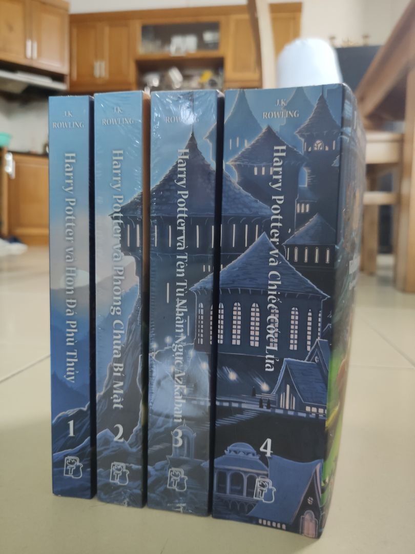 tiki giao hàng rất nhanh. mình mua sale khoảng 50%, sách mới và không bị bẩn như một số bạn không may mắn. Chỉ có điều tiki đóng hàng rất ẩu. combo này bỏ vào thùng carton rộng gấp đôi sách, không chèn gì trong thùng nên lăn lóc trong thùng. may mà sách nhận về không sao. trước đó mua 1 đơn fahasa bán trên tiki, fahasa giao hàng thẳng thì họ đóng hàng rất kỹ, chèn xốp và chọn hộp vừa khổ sách nên ưng ý hơn tiki đóng hàng nhiều