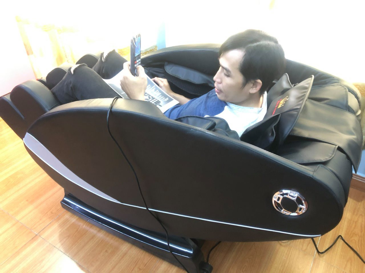 Thời gian vận chuyển hơi lâu. Nhưng được cái sản phẩm ok. Chiếc ghế tích hợp nhiều chế độ massage, chế độ sưởi ấm cơ thể tương đối tốt. Xoa bóp từ đầu đến chân, sản phẩm rất tiện dụng. Thao tác điều chỉnh đơn giản, dễ sử dụng.